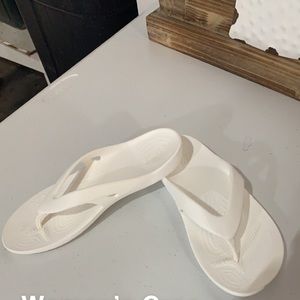 Brand new Croc Flip flops - white - size 8 wide - only worn to try on